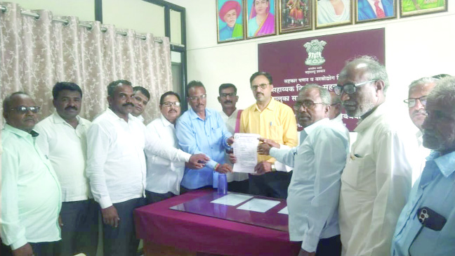 मोहाडी तालुक्यातील विविध कार्यकारी संस्थांच्या अडीअडचणीचे सहाय्यक निबंधकाला निवेदन