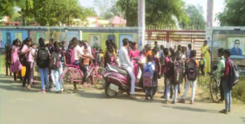 वर्षाच्या पहिल्या दिवशीच उशीरा भरली शाळा