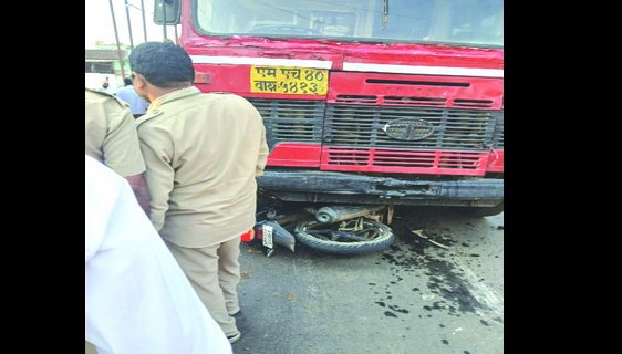 डुक्कर आडवे आल्याने दुचाकीचा भीषण अपघात