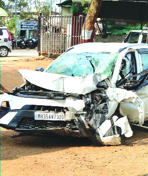 पुतळ्याच्या संरक्षण भिंतीला  चारचाकीची धडक; युवक ठार