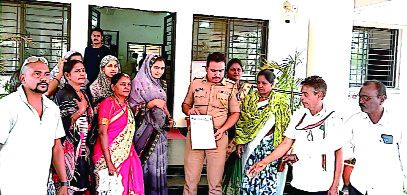 गावात दारूबंदी असतानाही दारू विक्रेते व त्यांना संरक्षण देणाºयांवर कारवाई करा