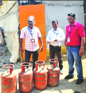 घरगुती सिलेंडरचा व्यवसायाकरीता उपयोग करणाºया तिघांवर कारवाई,४ सिलेंडर जप्त