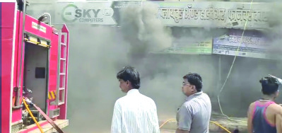 तिरोडा येथे कॉम्प्युटर दुकानाला आग