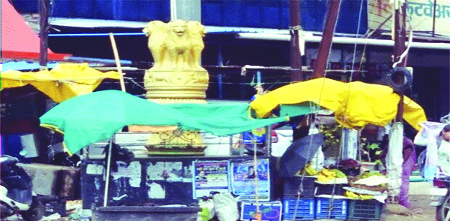 गोरेगाव राष्ट्रीय प्रतीक अशोक स्तंभ अतिक्रमण आणि अस्वच्छतेच्या विळख्यात