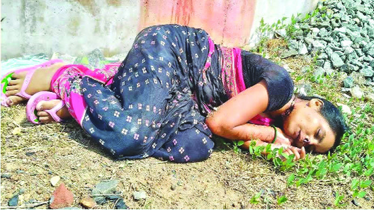 सूर्याटोला रेल्वे चौकीजवळ थरार:  अज्ञात महिलेची गळा चिरून निर्घृण हत्या!