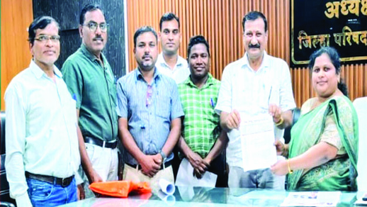 जनतेच्या कामात लापरवाही करणाºया कर्मचाºयांची गय करणार नाही
