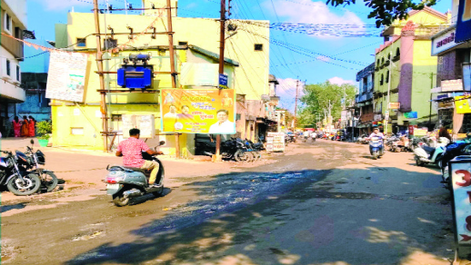 खासदारांच्या रुग्णालयासमोरील रस्ताच जर खड्डयांत गेला असेल, तर भंडारा शहराच्या विकासाच्या दाव्यांवर विश्वास ठेवायचा तरी कसा?