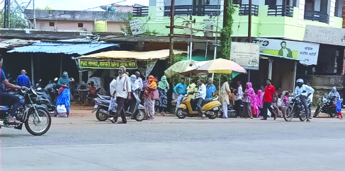 कोंढा-कोसरा येथे प्रवासी निवारा नसल्यामुळे प्रवाशांची अतोनात गैरसोय